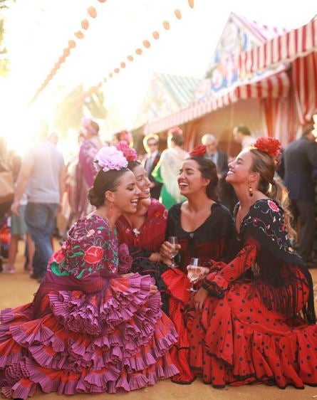 Paula Ordovás, una de las blogueras más internacionales, se enfunda en un traje de flamenca por primera vez este año, lo firma Rocío Peralta.