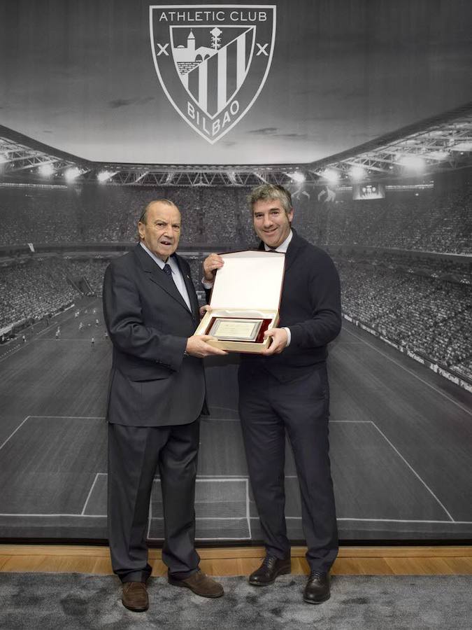 Josu Urrutia entrega a Koldo Aguirre la placa conmemorativa web del Athletic de Bilbao. 