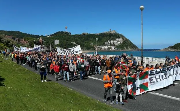 La marcha de aficionados a la caza recorrió el Paseo de la Concha y terminó ante la Diputación.