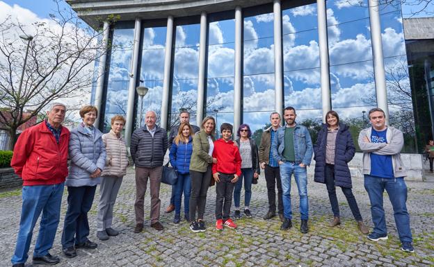 Los integrantes del grupo que visitó el sifón Deusto. 