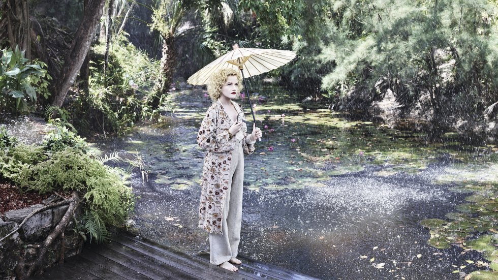 La actriz Julia Garner, que interpreta a una fotógrafa botánica, posa para Albert Watson en el jardín de su casa en Miami.