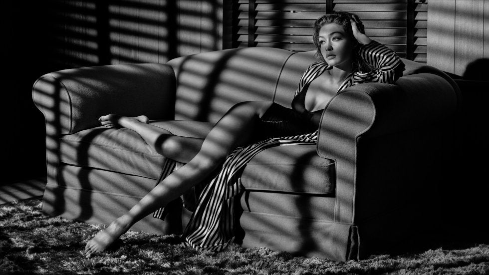 Gigi Hadid en la historia para el calendario Pirelli afronta el rol de una mujer de éxito, pero no está satisfecha con su vida.