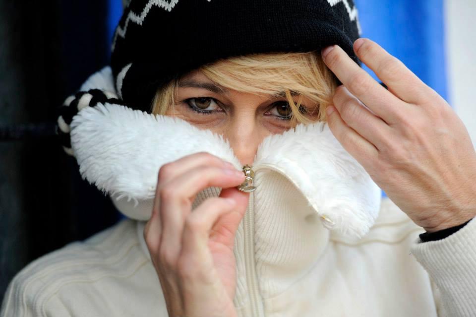 La presentadora del 'Eguraldia' es «tan friolera» que su prenda imprescindible es un buen plumífero que vaya «desde el cuello hasta los pies», define su forma de vestir como «muy sport» y nunca lleva tacones