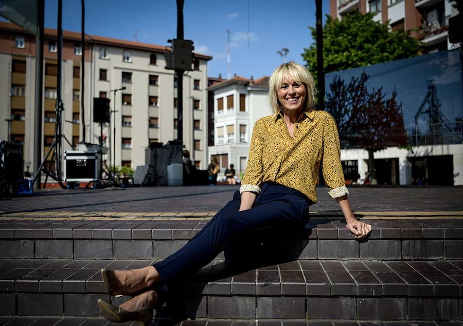 La presentadora del 'Eguraldia' es «tan friolera» que su prenda imprescindible es un buen plumífero que vaya «desde el cuello hasta los pies», define su forma de vestir como «muy sport» y nunca lleva tacones