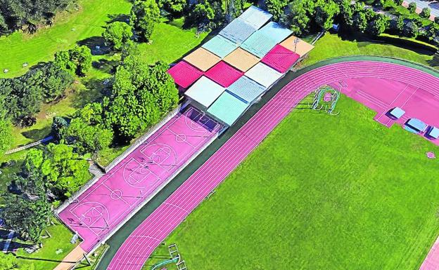 Vista aérea de las canchas de baloncesto, pádel y la pista de atletismo.