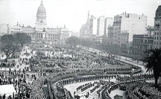 Imagen principal - Arriba: Funeral de Estado. Todo Buenos Aires quiso despedir a Evita. Abajo a la izquierda, Eva Perón, con un grupo de mineros. A la derecha, la primera dama saluda desde un tren a la multitud que la aclama.