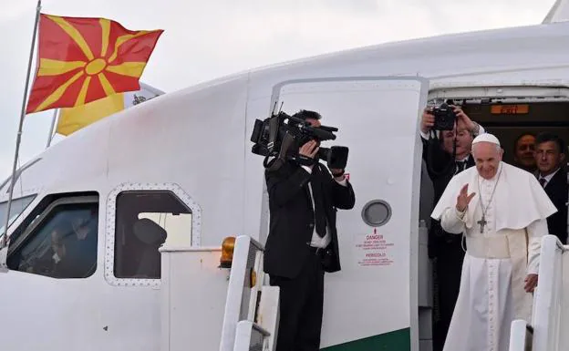 El papa Francisco se despide durante la finalización de su viaje apostólico de este martes en Skopje. 