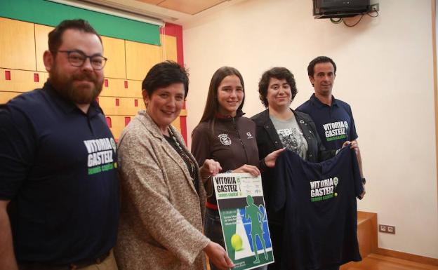 Organizadores y autoridades con la tenista Marta  García en el centro. 