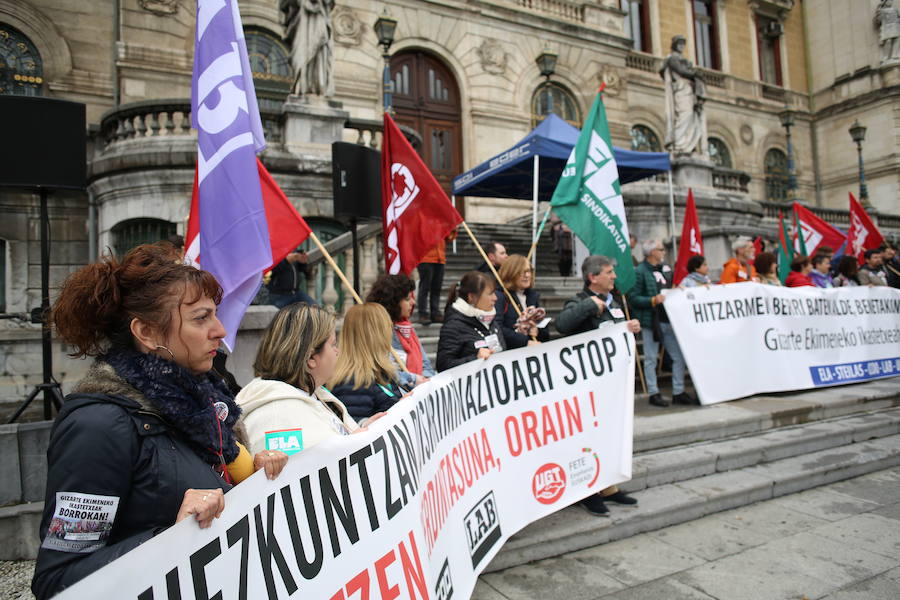 Fotos: Trabajadores de la enseñanza concertada se manifiestan en Bilbao