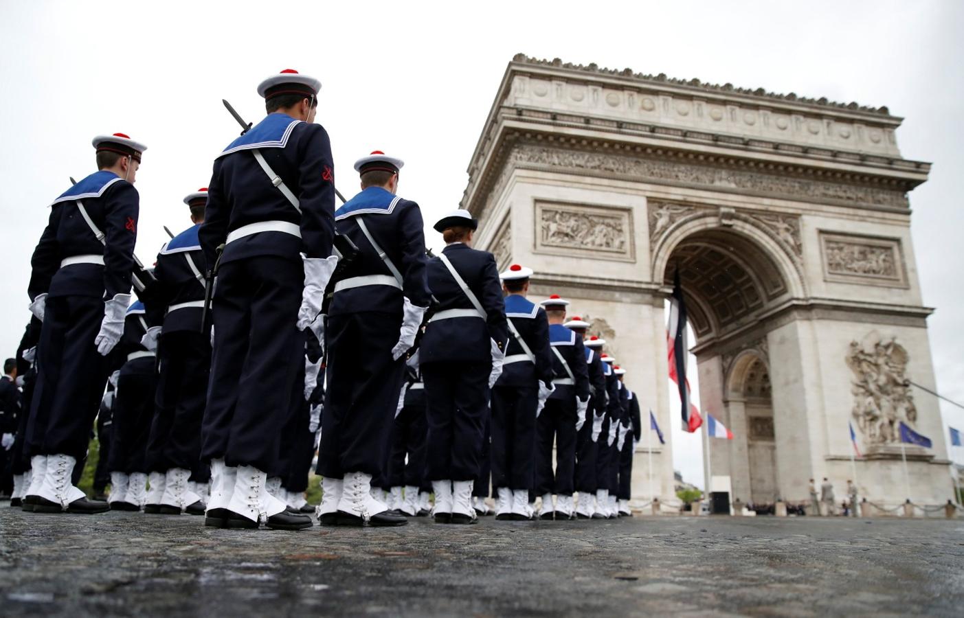 Soldados de la escuela naval participan en una ceremonia para marcar el final de la Segunda Guerra Mundial en el Arco de Triunfo de París.