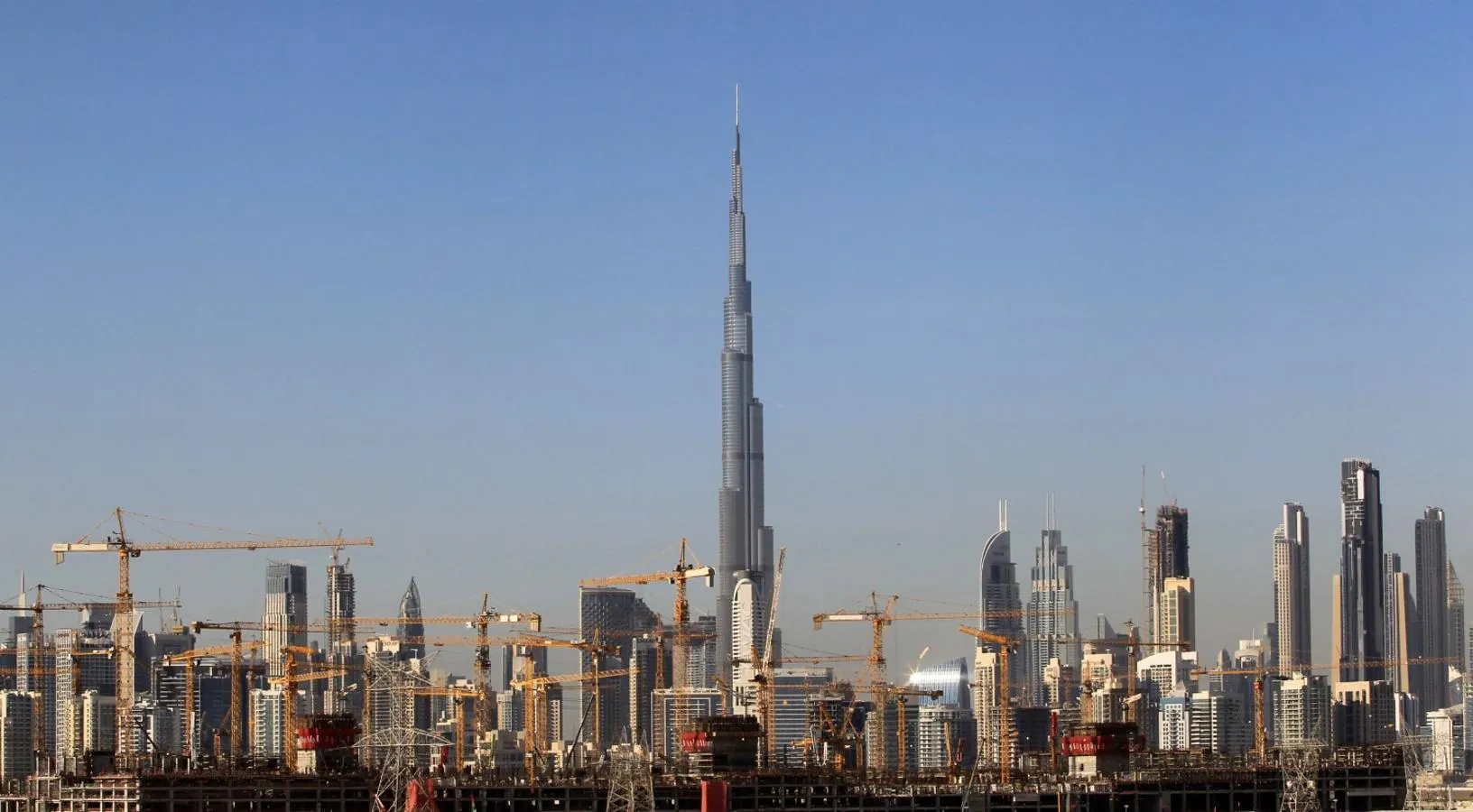 Vista general de las grúas en un sitio de construcción en Dubai