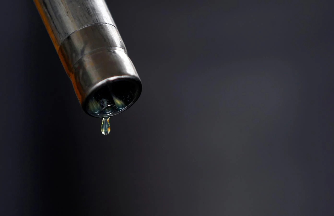 Una gota de diesel se ve en la punta de una boquilla después de que un cliente de una estación de combustible llena el tanque de su coche.