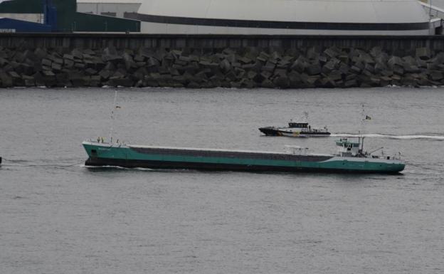 El carguero llega al Puerto de Bilbao. 