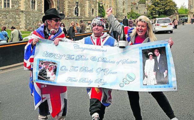 Fans de la realeza británica festejan en las calles el alumbramiento del primer hijo de los duques de Sussex.