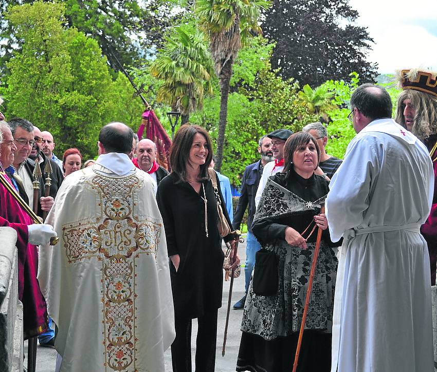 Los curas del santuario de La Antigua reciben a las autoridades. 