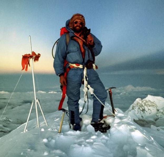 Doug Scott junto al trípode chino que señala la cima del Everest