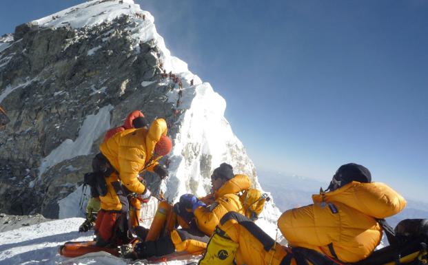 Alpinistas aguardan su turno para superar el escalón Hillary.