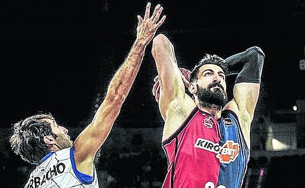 Shengelia machaca uno de los aros del Buesa ante la tímida oposición de Corbacho.