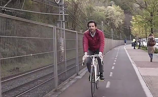 Borja Sémper recorre Amara en bicicleta durante el vídeo.