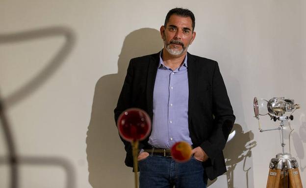 Víctor del Árbol, posando tras la entrevista en un hotel de Madrid.