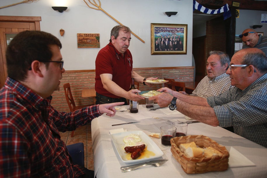 Seteros de la comarca almorzando en el comedor de la planta baja.