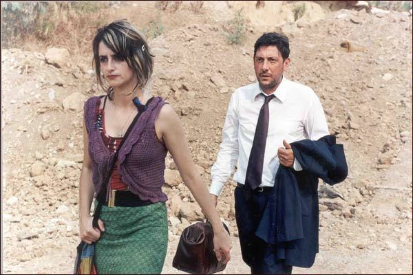 2004, 'No te muevas'. Sergio Castellitto dirigió esta película en la que Cruz se volvió a ganar el respeto de la crítica con el papel de una mujer al filo de la mendicidad a la que un hombre viola brutalmente. La intérprete grabó el filme en italiano y se llevó un premio del Cine Europeo y un David de Donatello por su desgarrador trabajo.