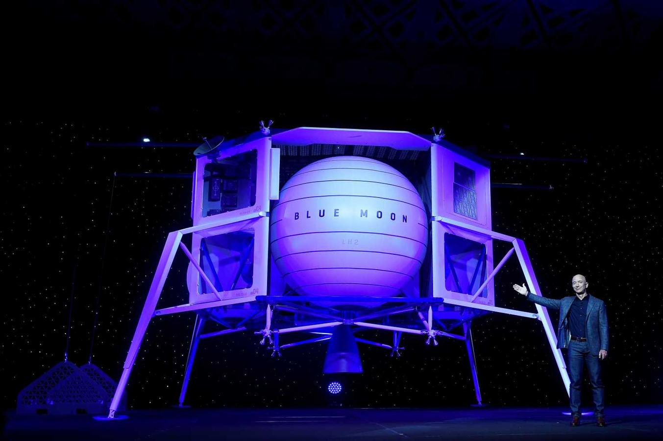 El fundador de Amazon, Jeff Bezos, presenta su cohete de exploración lunar de exploración espacial Blue Origin llamado Blue Moon 