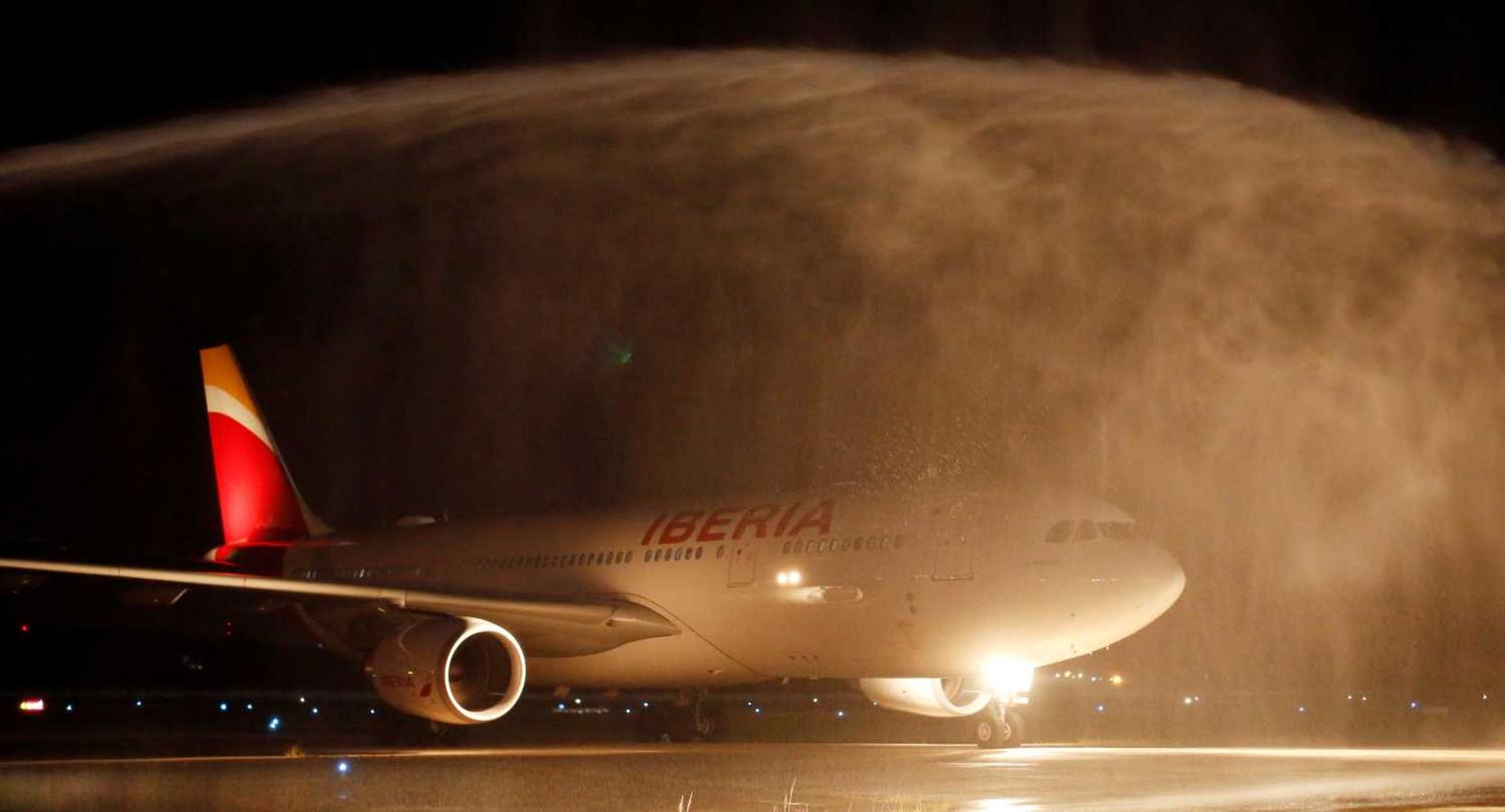 El avión 330/200 de Iberia llamado La Habana aterriza este jueves en Cuba para conmemorar los 70 años de vuelo de la aerolínea española a la isla