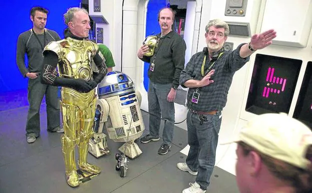 Anthony Daniels se prepara para rodar una secuencia como C-3PO bajo la dirección de George Lucas. 