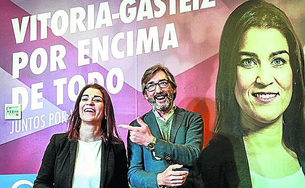 Leticia Comerón e Iñaki Oyarzábal bromean en un momento del acto de ayer. 