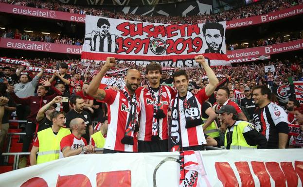 Rico, Iturraspe y Susaeta, con la afición, en su emotivo homenaje.