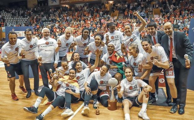 El equipo celebra el triunfo con su afición.