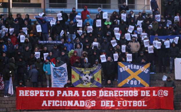 Concentracion en Vitoria por el respeto para los aficionados de futbol, bajo el lema Futbol menos hinchas, igual a nada.