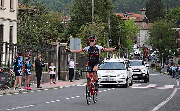 La letona Lija Lazaine celebra con los brazos en alto su victoria de etapa. 