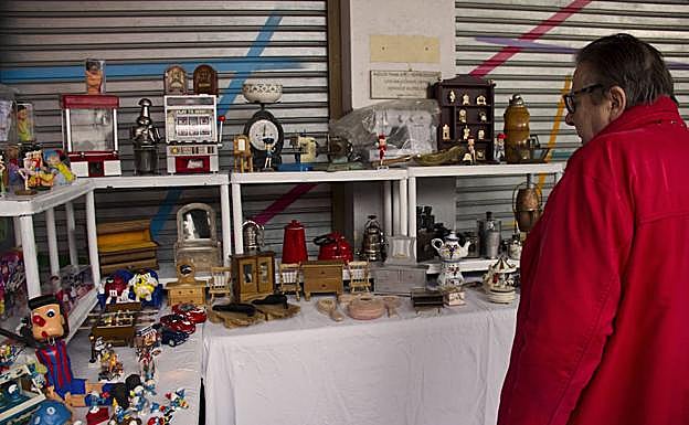 Un hombre observa distintos artículos 'vintage' en una edición anterior del mercadillo.