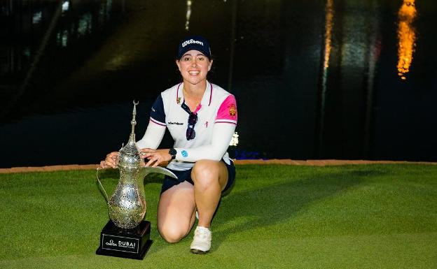 Nuria Iturrios posa con su último trofeo.