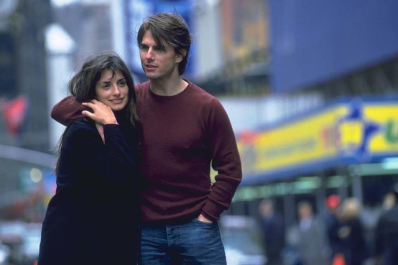 2001 - 'Vanilla Sky'. Penélope Cruz protagonizó este remake de 'Abre los ojos' interpretando el mismo papel que en la original de Amenábar. El reparto de este trabajo de Cameron Crowe lo completaron Cameron Díaz y Tom Cruise, con el que Cruz mantuvo un sonado noviazgo. Estuvieron juntos durante tres años. Cuatro años más tarde la actriz protagonizó 'Sahara' junto a Matthew McConaughey, con quien también estuvo saliendo durante una temporada.