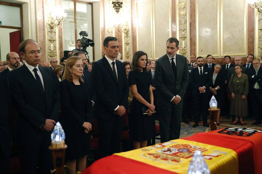 Los Reyes y miembros de la clase política, junto al féretro.