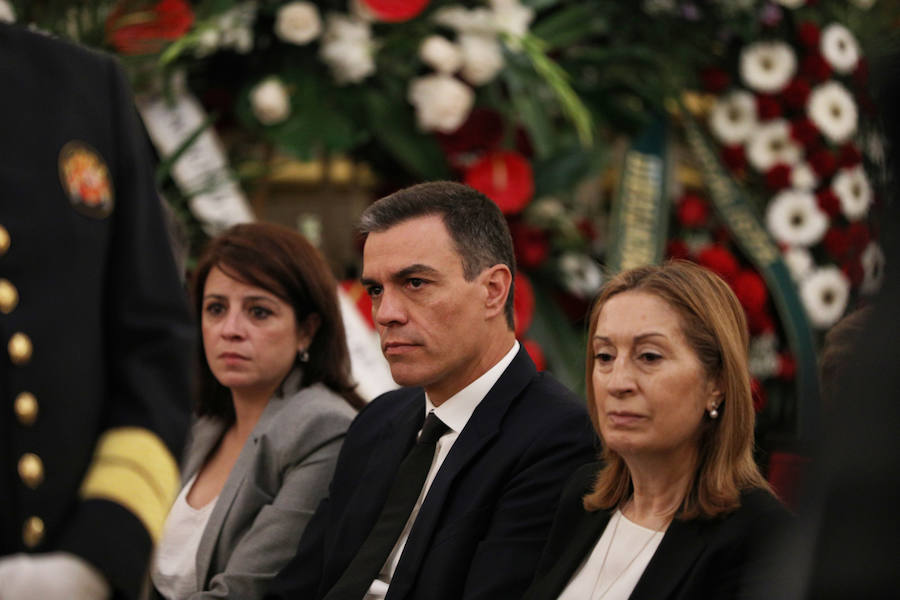 El presidente del Gobierno, junto a Lastra y Pastor, visiblemente afectado.