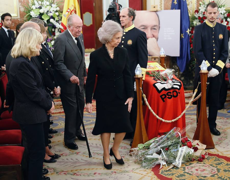 Los Reyes eméritos visitan la capilla ardiente.