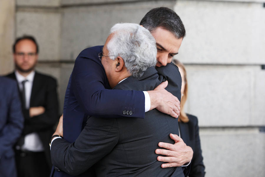 El primer ministro de Portugal, António Costa, y el presidente del gobierno en funciones, Pedro Sánchez, se abrazan a la entrada de la capilla ardiente.