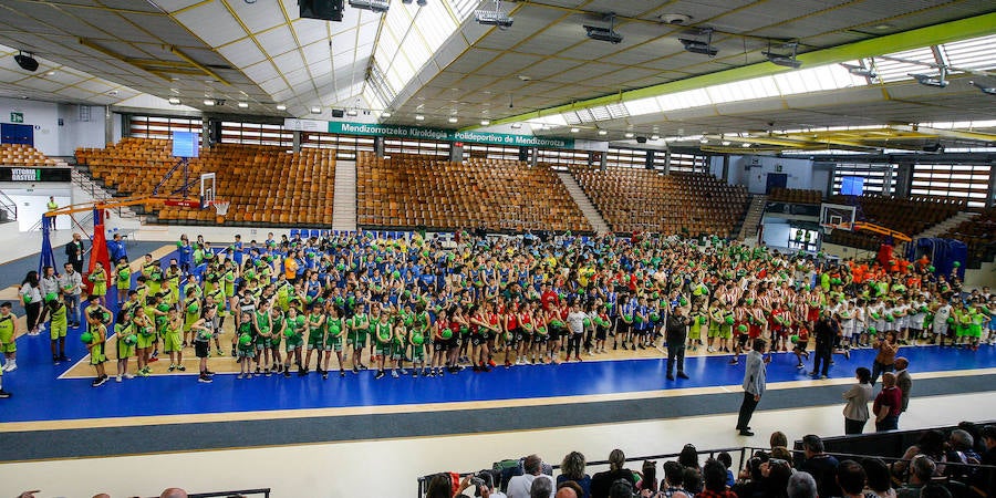 Fotos: 500 escolares participan en Mendizorroza en una iniciativa de la Basket Capital