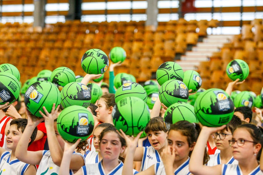 Fotos: 500 escolares participan en Mendizorroza en una iniciativa de la Basket Capital