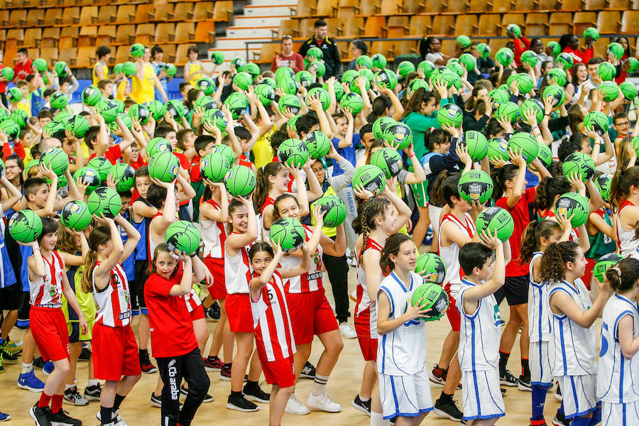 Fotos: 500 escolares participan en Mendizorroza en una iniciativa de la Basket Capital