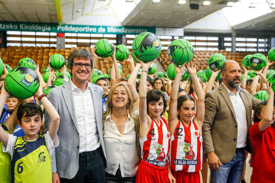 Fotos: 500 escolares participan en Mendizorroza en una iniciativa de la Basket Capital