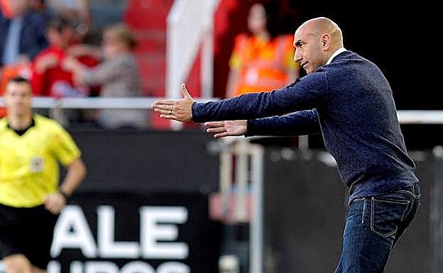 Abelardo da indicaciones a sus jugadores en un momento del encuentro. 