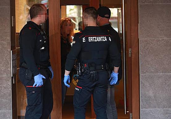 Ertzainas, en el portal de Aranbizkarra.