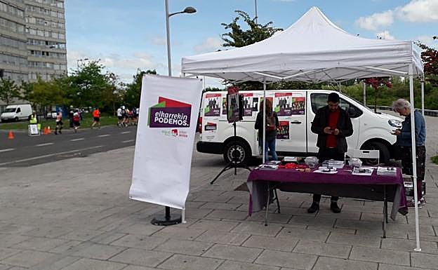 Un acto de Podemos, este domingo en Salburua. 