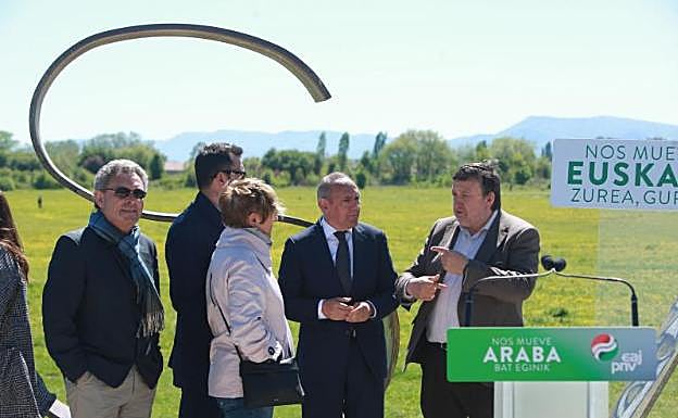Ramiro González y José Antonio Suso durante el acto electoral en los humedales de Salburua.