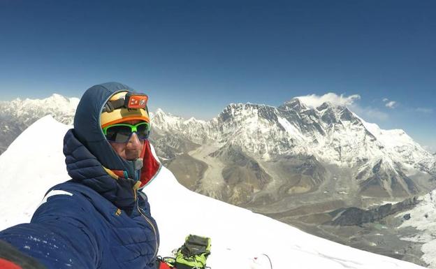 Tasio en la cima del Ama Davlam con el Everest al fondo.